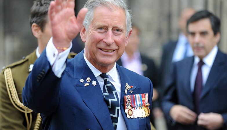 O príncipe Charles, primeiro na linha de sucessão ao trono de Isabell II. Não é ruivo.