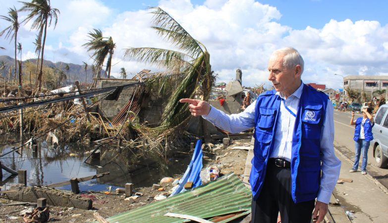 O diretor-geral da Organização Internacional para as Migrações, William Lacy Swing, ibserva a destruição causada pelo furacão Yolanda em Tacloban, nas Filipinas, em 2013