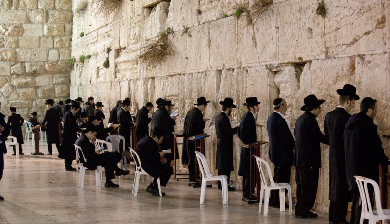 Israel autoriza homens e mulheres a rezar juntos no Muro das Lamentações - ZAP