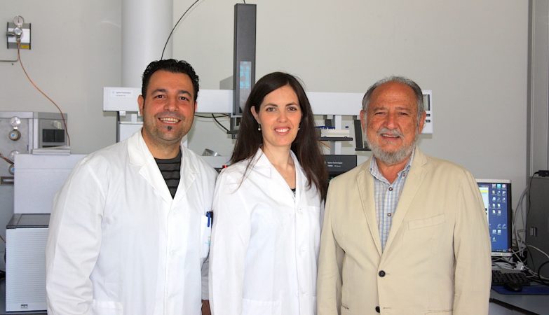 Os investigadores Vito Verardo, Ana María Gómez-Caravaca e Alberto Fernandez-Gutierrez, autores da descoberta