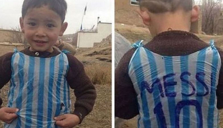 Murtaza Ahmadi, o menino que comoveu o mundo ao vestir uma camisola do Messi feita com um saco de plástico