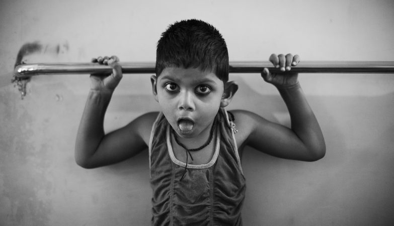 Sayma, uma criança com microcefalia, não consegue falar. Na foto, durante o seu exercício diário para fortalecer os músculos dos braços.
