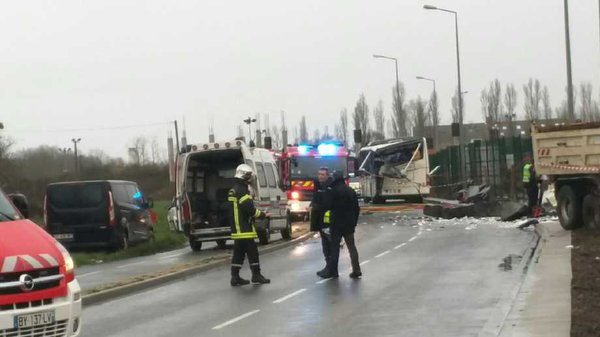 Um acidente entre um autocarro escolar e um camião em Rochefort, França