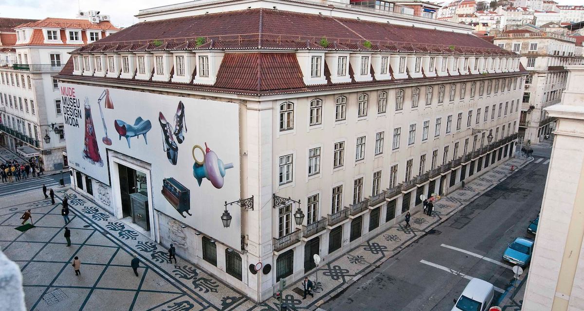O MUDE foi inaugurado em 2009, no antigo edifício do Banco Nacional Ultramarino, na baixa de Lisboa