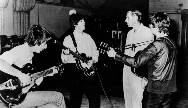 O produtor George Martin com John Lennon, George Harrison e Paul McCartney.