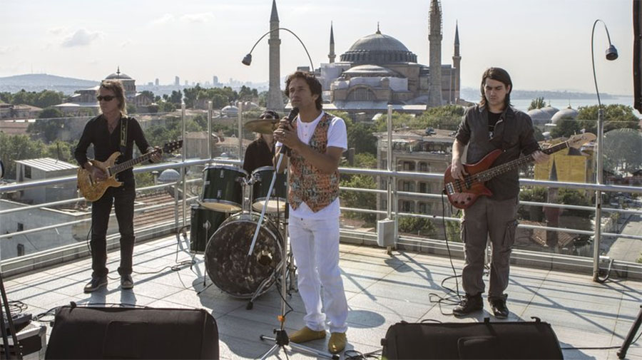 O imã turco Ahmet Muhsin Tuzer com a sua banda de rck Firock