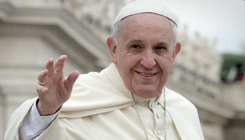 Papa Francisco admite possibilidade de dar bênção a casais do