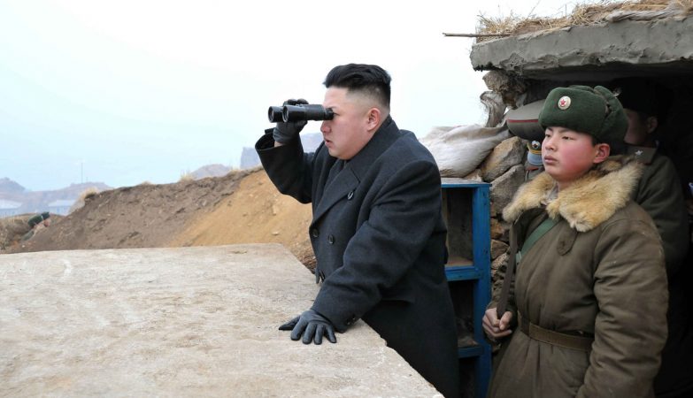 O líder da Coreia do Norte, Kim Jong-un, com militares norte-coreanos