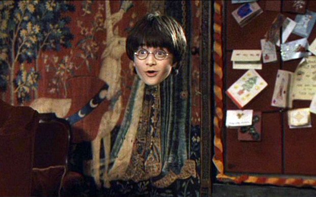 Harry Potter a experimentar o Manto da Invisibilidade no filme Harry Potter e a Pedra Filosofal (2001)