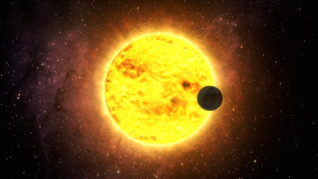 Astrónomos extraterrestres podem estar a observar-nos à medida que a Terra passa à frente do Sol, uma técnica que os investigadores usam para identificar exoplanetas