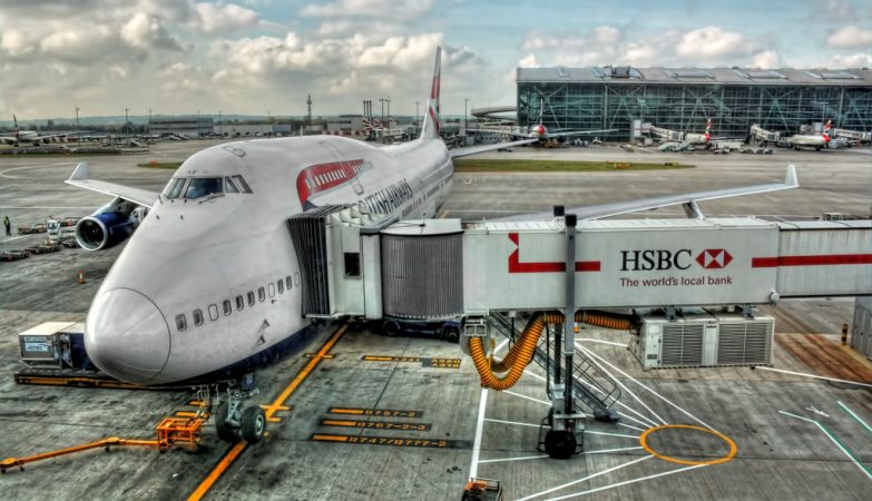 Avião Boeing 747-400 da British Airways estacionado no aeroporto de Heathrow, Londres