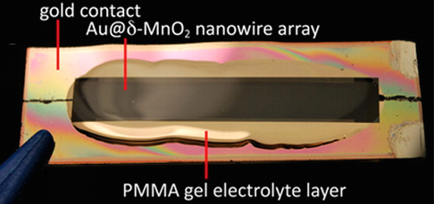 Diagrama da bateria com nano-filamentos de ouro e dióxido de manganésio em gel de electrólito