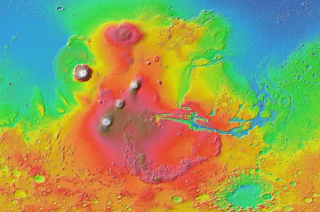 A região de Valles Marineris , em MArte, onde os cientistas identificaram alterações na linha de costa provocadas por mega-tsunamis há 3.4 mil milhões de anos
