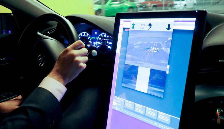 A Bloomberg Businessweek testou um carro equipado com o sistema de condução autónoma de George Hotz
