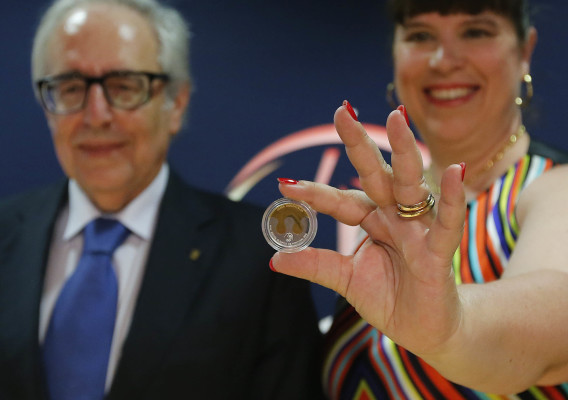 O presidente do COP,  José Manuel Constantino, com a artista plástica Joana Vasconcelos, apresentam a nova moeda de 2 euros com um Coração de Viana