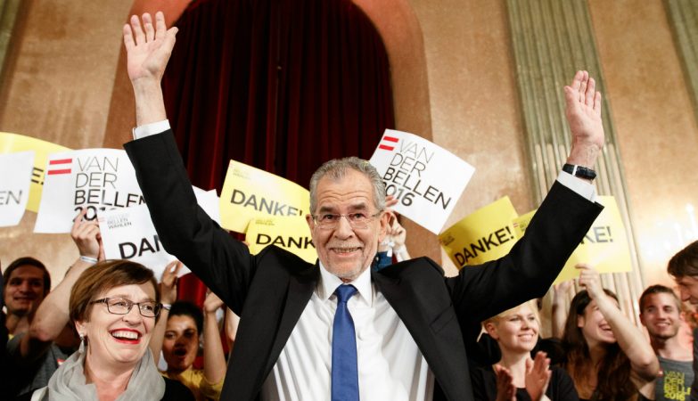O candidato ecologista Alexander Van der Bellen venceu as Presidenciais austríacas, derrotando o candidato da extrema-direita Norbert Hofer