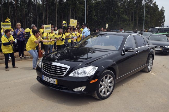 Pais, professores e alunos de colégios privados manifestam-se à passagem da comitiva do Primeiro-ministro, António Costa, em Águeda.