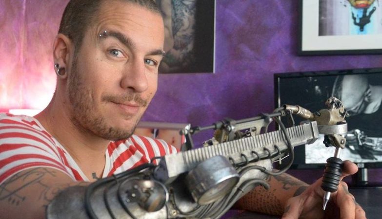 JC Sheitan, o tatuador que perdeu o antebraço e ganhou a primeira prótese com uma máquina de tatuar adaptada