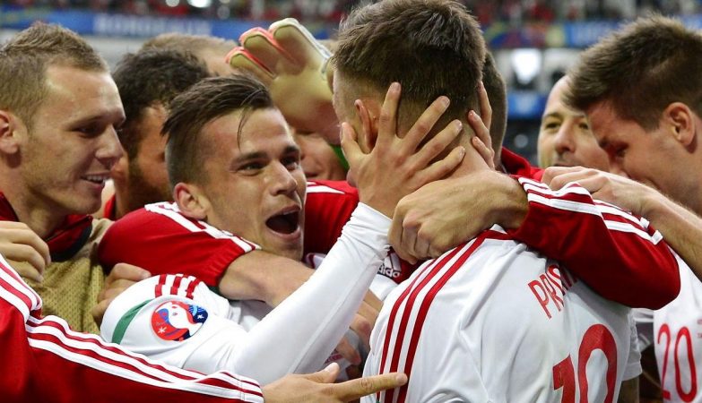 Zoltan Stieber comemora o segundo golo da Hungria frente à Áustria
