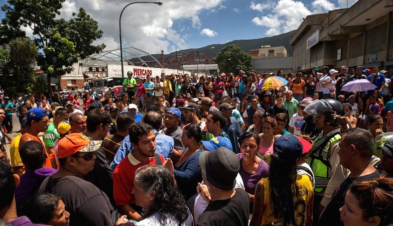 Venezuelanos protestam contra a falta de alimentos e produtos básicos em  Catia, Caracas