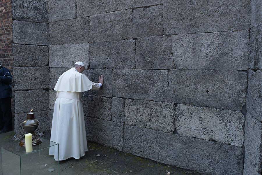 Papa Francisco no Muro da Morte no campo de concentração de Auschwitz. 