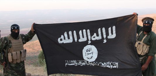 Terroristas com a bandeira do Estado Islâmico