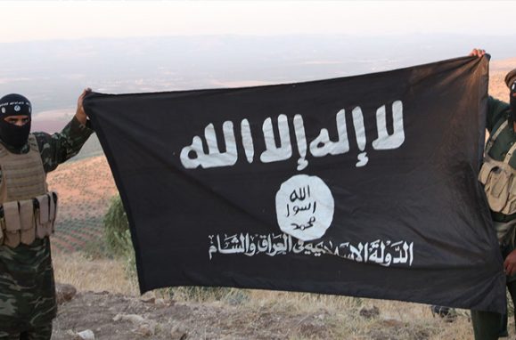 Terroristas com a bandeira do Estado Islâmico
