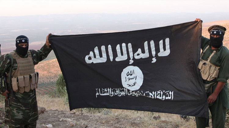 Terroristas com a bandeira do Estado Islâmico
