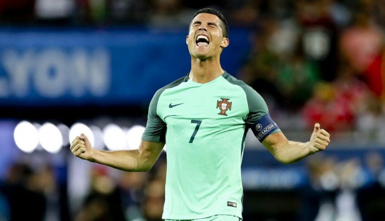 Cristiano Ronaldo marca o primeiro golo da vitória de Portugal por 2-0 frente ao País de Gales na meia-final do Euro 2016