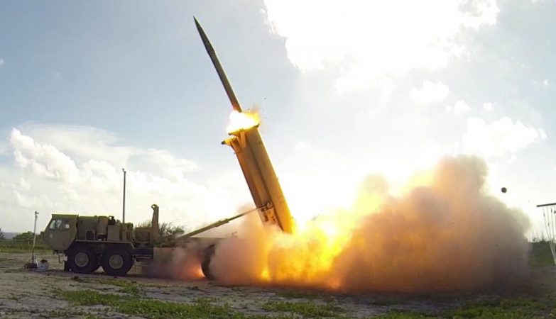 Uma bateria Terminal High Altitude Area Defense - THAAD lança um míssil interceptor 