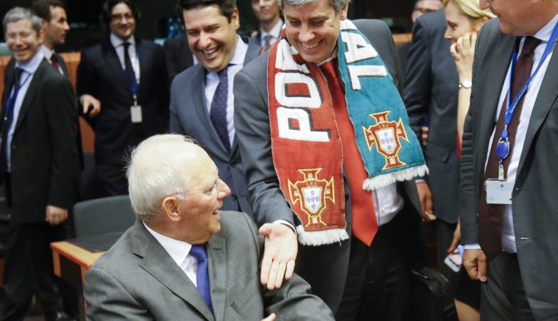 Mário Centeno cumprimenta Wolfgang Schäuble, em Bruxelas, após a vitória de Portugal no Euro 2016