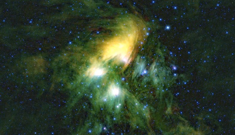  Esta imagem mostra o enxame estelar das Plêiades através dos olhos do WISE da NASA.