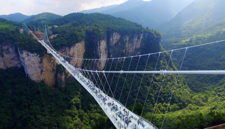 A maior ponte de vidro do mundo situa-se em Zhangjiajie, no sul da China