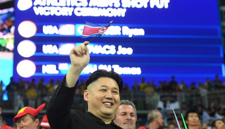 O falso Kim Jong-un agita a bandeira da Coreia do Norte nos Jogos Olímpicos do Rio de Janeiro