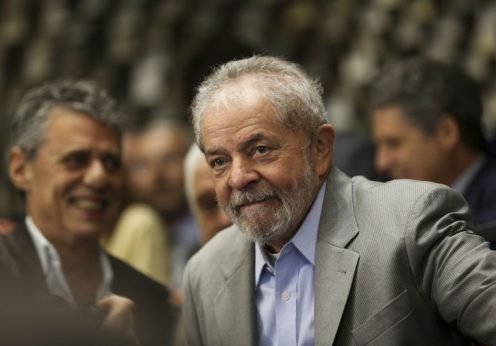 O ex-presidente Luiz Inácio Lula da Silva assiste a presidente afastada Dilma Rousseff fazer sua defesa diante dos Senadores durante sessão de julgamento do impeachment