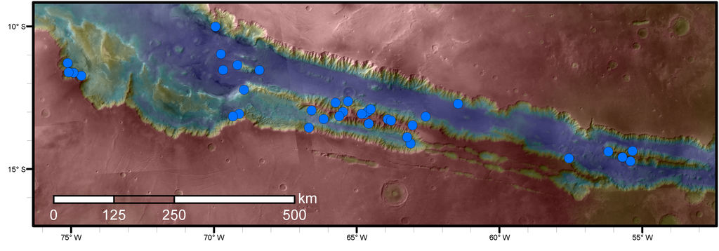 Os pontos azuis indicam locais de RSL na região marciana de Valles Marineris. A área mostrada no mapa é uma das que tem maior densidade de RSL no planeta vermelho