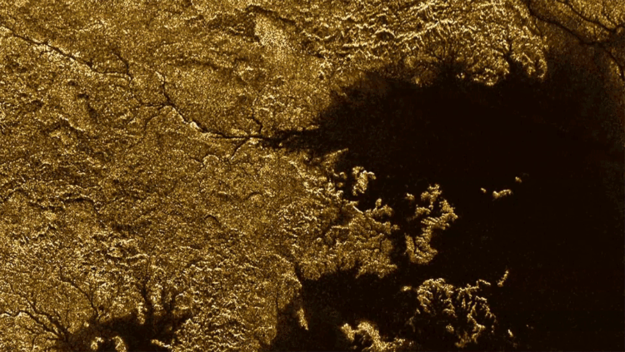 A sonda Cassini da NASA fez "ping" à superfície de Titã com micro-ondas, descobrindo que alguns canais são desfiladeiros profundos e com encostas íngremes cheias de hidrocarbonetos líquidos. Uma destas características e Vid Flumina, a rede ramificada no quadrante superior esquerdo da imagem.