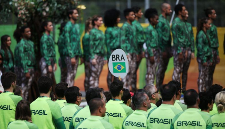 Delegação Brasileira na Cerimónia de hasteamento da bandeira na vila Olímpica.