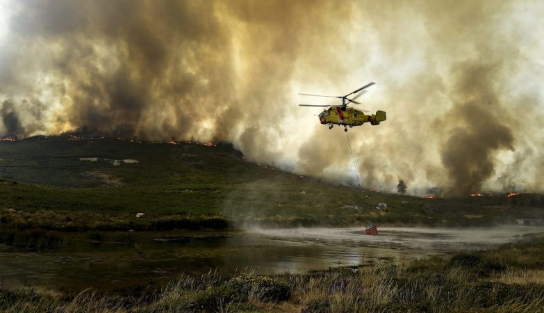 Um helicóptero Kamov combate o fogo em São Pedro do Sul, Viseu
