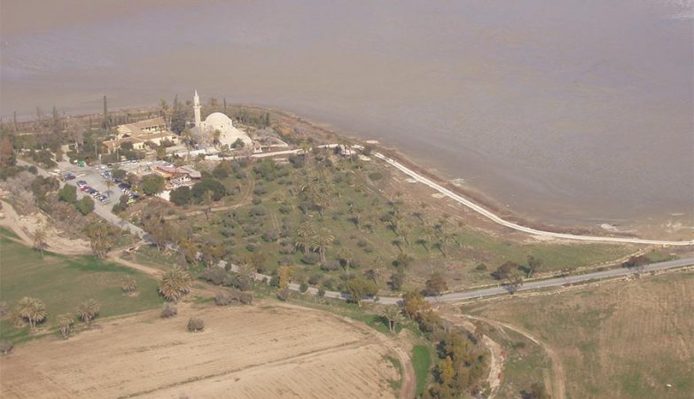 Foto aérea de Hala Sultan Tekke, no Chipre, com o Lago Salgado de Larnaca ao fundo. 