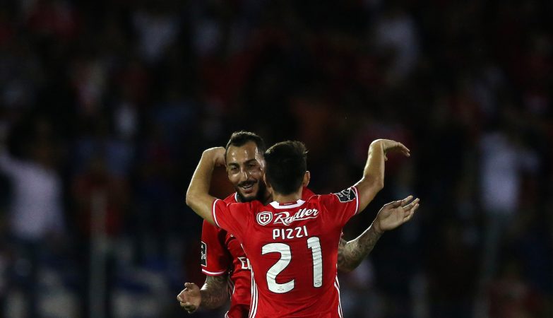 Mitroglou e Pizzi marcaram os dois golos do Benfica em Chaves