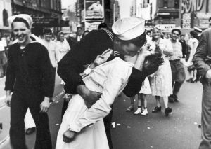 "V-J Day in Times Square", a fotografia icónica que marca o fim da 2ª Guerra Mundial
