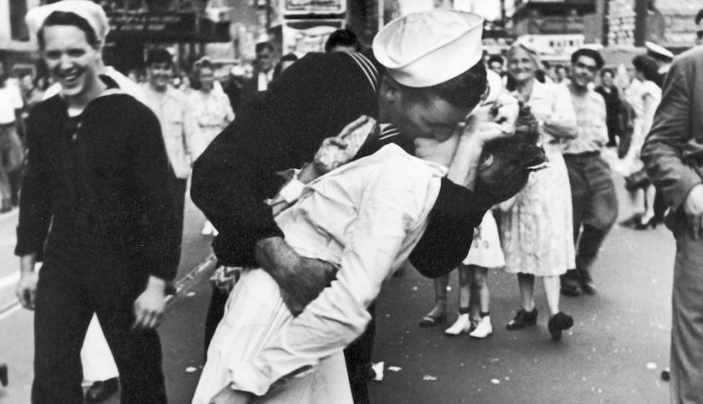 "V-J Day in Times Square", a fotografia icónica que marca o fim da 2ª Guerra Mundial