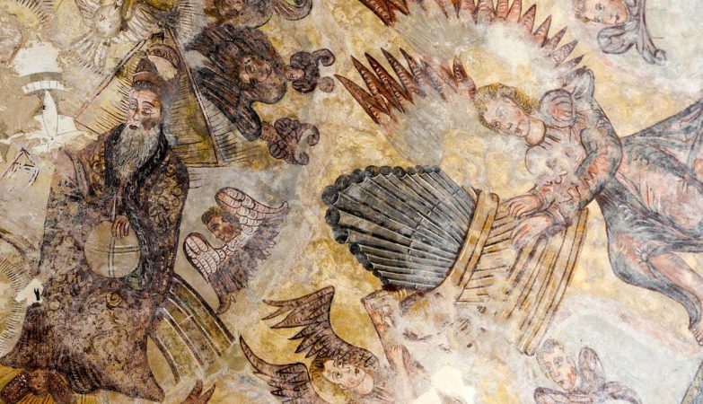 Pormenor dos frescos com motivos religiosos que podem remontar ao século XVI