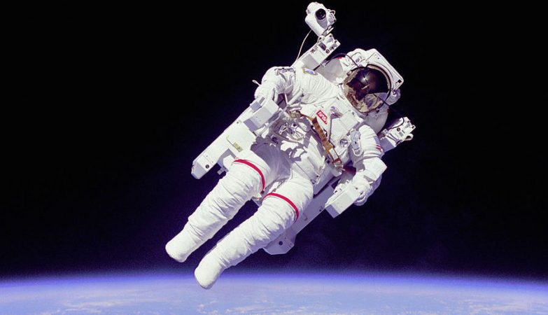 O astronauta Bruce McCandless, da missão STS-41-B da ISS, numa EVA, "Extravehicular Activity"