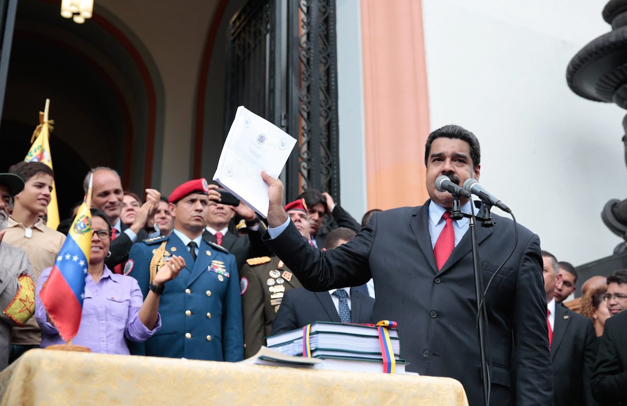 Nicolás Maduro aprova o Orçamento 2017 sem o Parlamento