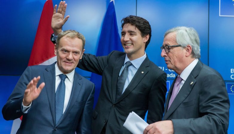 O presidente da Comissão Europeia, Jean-Claude Juncker (D), com o primeiro-ministro canadiano, Justin Trudeau (C) e o presidente do Conselho Europeu, Donald Tusk (E) 