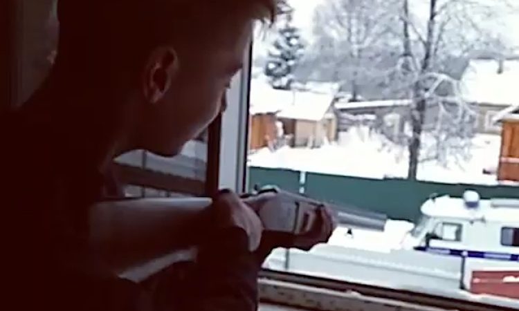 Katya postou no Instagram um vídeo de Denis disparando da janela para a carrinha da polícia russa