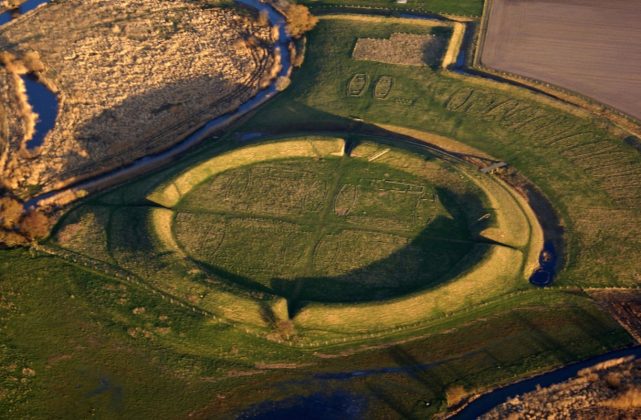 Os arqueólogos acreditam que Borgring pode ser um dos cinco fortes em forma de anel construidos pelo rei viking Haroldo "Dente Azul" depois de 980 D.C., quando uniu as tibos vikings do sul da Dinamarca e Suécia, impondo o Cristianismo como religião. Na foto, o forte de Trelleborg