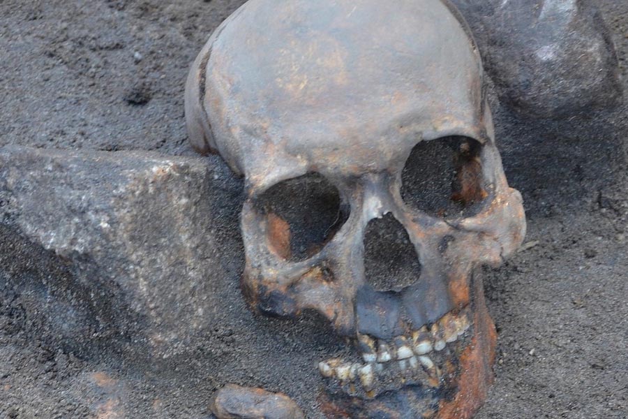 Esqueleto encontrado na Polónia com a cabeça entre duas pedras, uma prática anti-vampiro. 